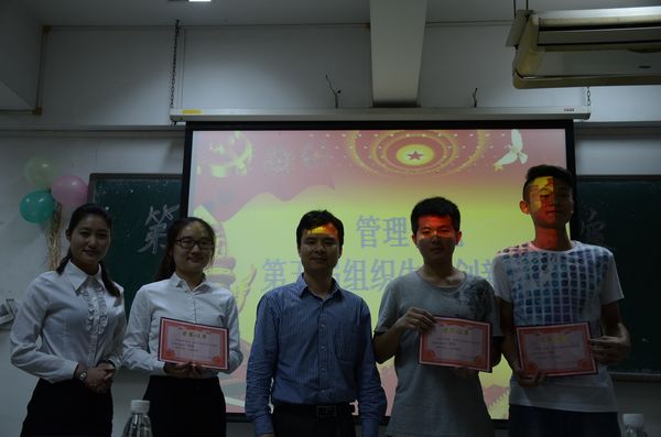 1429579202240056820.jpg C:UsersAdministratorDesktop 李书记为获奖者颁奖.jpg